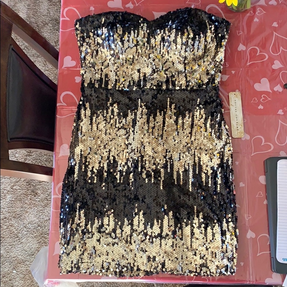 Beautiful dress - Picture 1 of 3